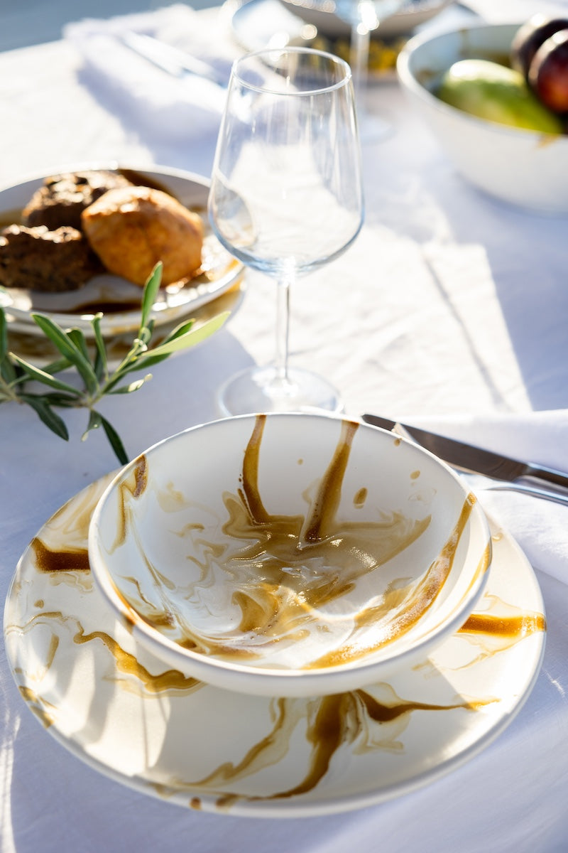 Ostuni grosser Teller Marmo honig handgemachte Keramik Lifestyle-Foto gedeckter Tisch von Clutch and Cactus