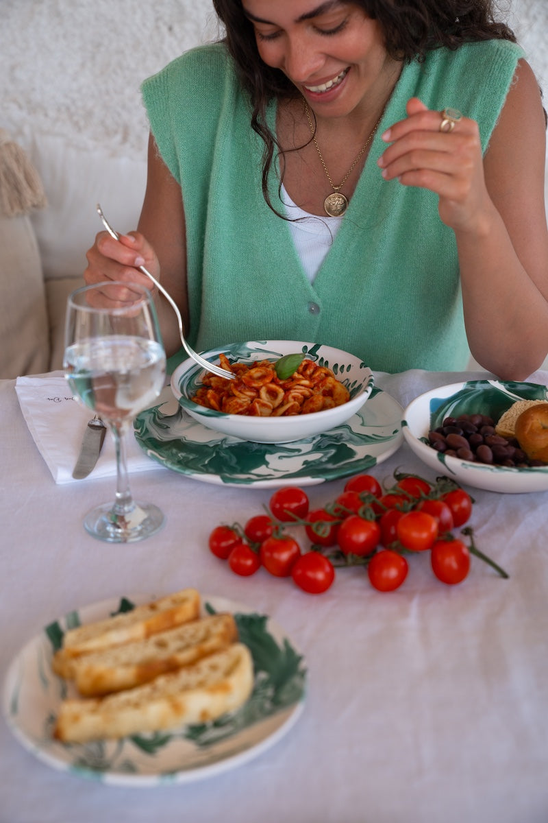 Lecce grosser Teller Marmo gruen handgemachte Keramik Lifestyle-Foto gedeckter Tisch mit Pasta von Clutch and Cactus
